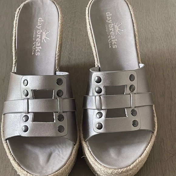 Silver sandals size 8.5 usa - Picture 2 of 4